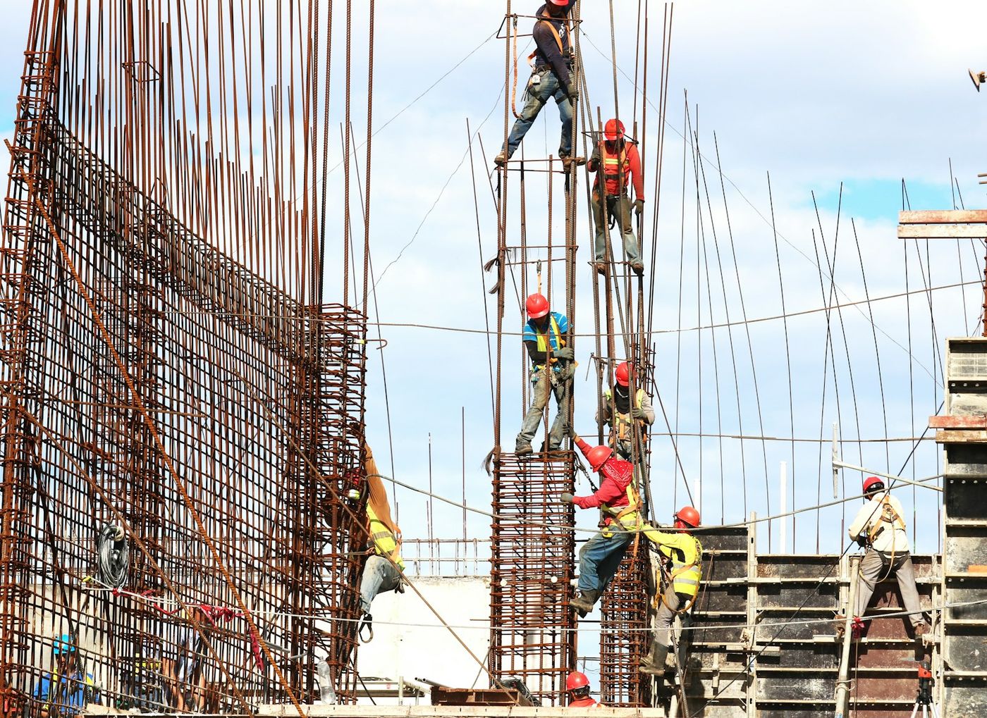 Obra de ingeniería civil con grúas